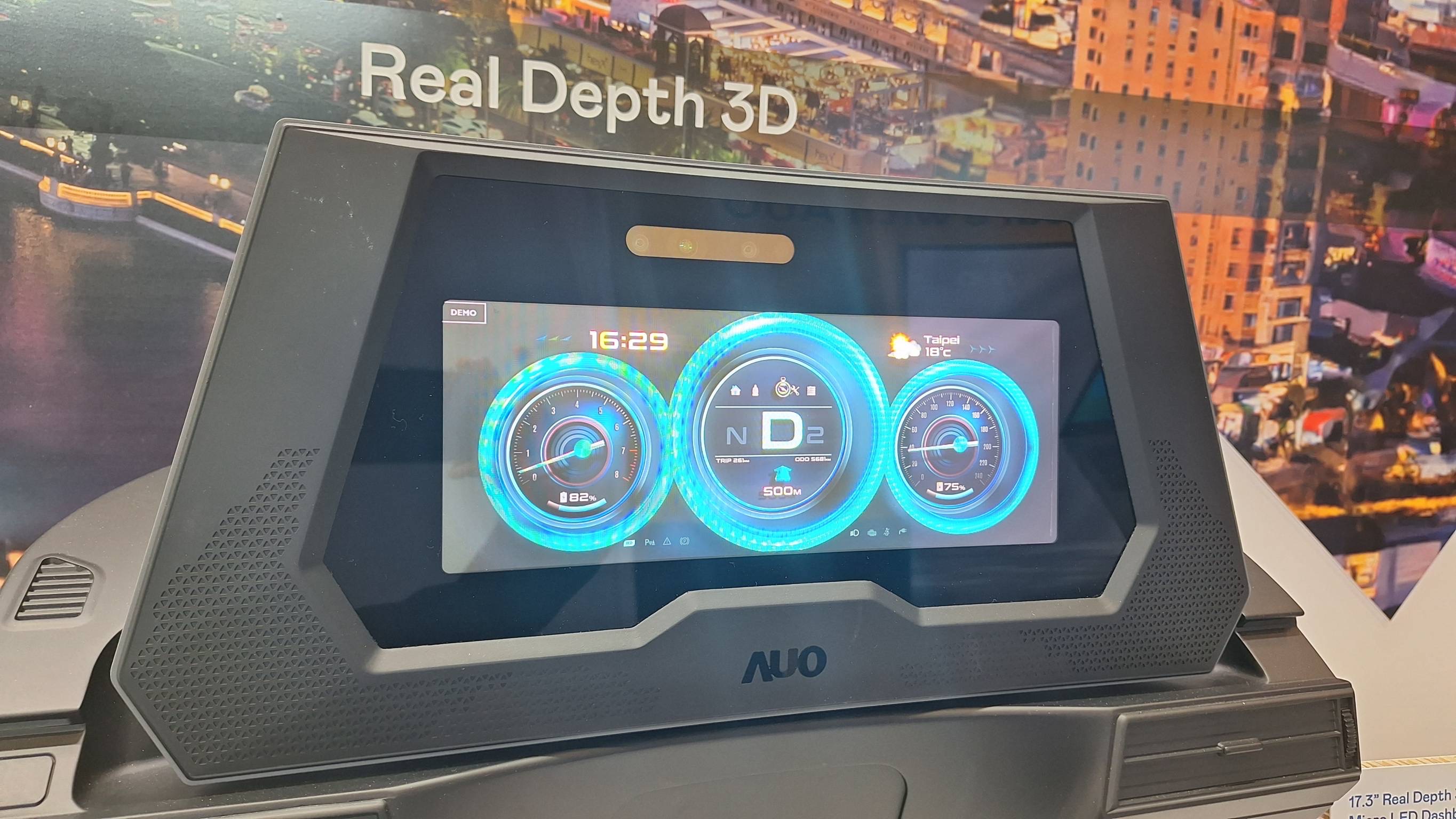 DB彩票
的「裸眼3D Micro LED仪表板」将Micro LED与LCD技术整合成17.3吋显示器，打造令人惊艳的3D效果，同时具备DMS辨识系统，可侦测驾驶行为并进行安全预警。